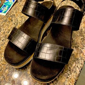 Bare traps size 10 wedges